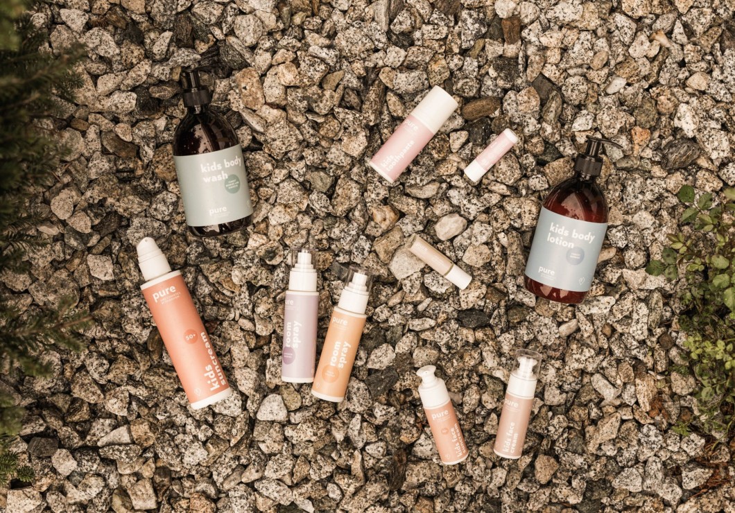 La nuova linea di cosmetici per bambini pure - kids cosmetics by Feuerstein si trova su un letto di ghiaia nel cuore della natura di Pflersch.
