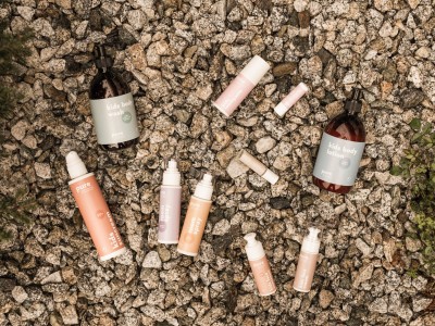 die reine neue Kinder Kosmetikline pure - kids cosmetics by Feuerstein liegt auf Kies mitten der Pflerscher Natur