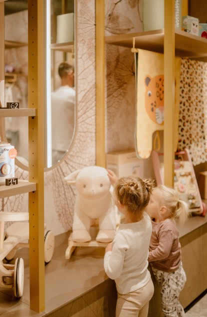 Kinder bestaunen das Spielzeug von vonDutch im Feuerstein Concept Store