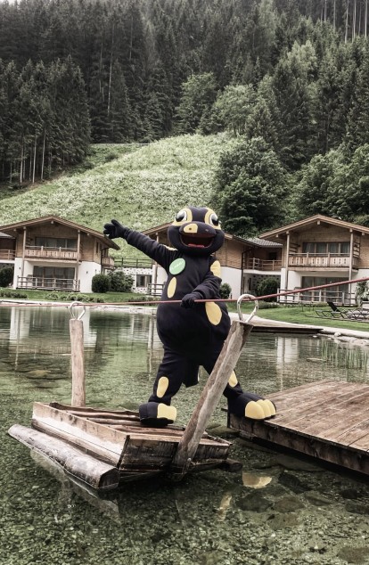 Das Maskottchen Flammi auf dem Piratenfloß im Familienhotel Feuerstein in Südtirol
