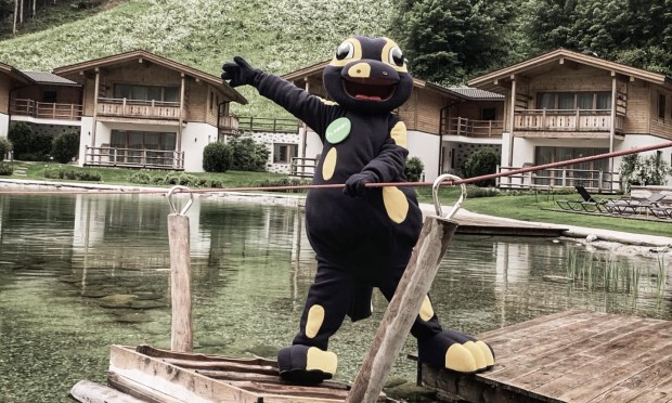 Das Maskottchen Flammi auf dem Piratenfloß im Familienhotel Feuerstein in Südtirol