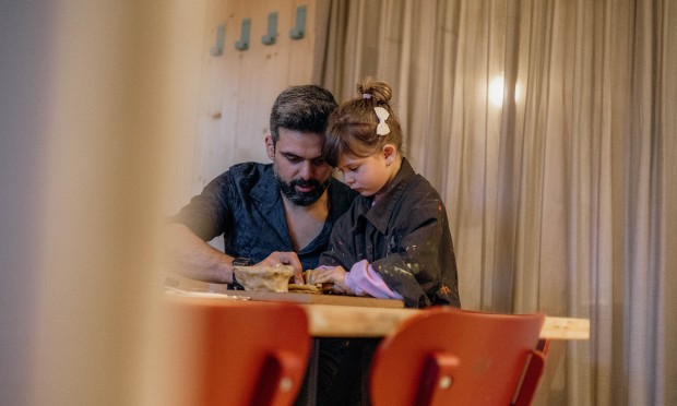 Kind und Vater malen zusammen