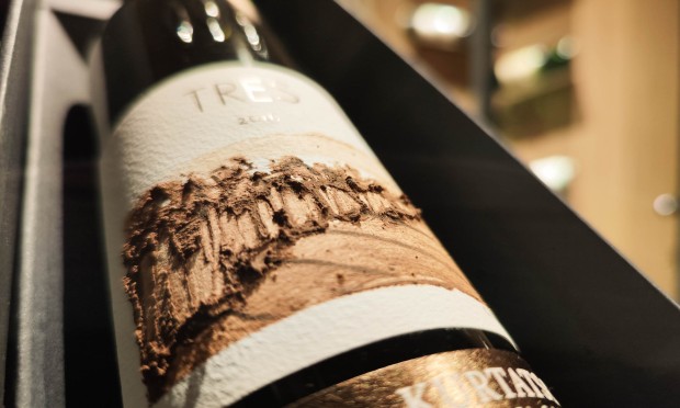 Eine Nahaufnahme einer hochwertigen Weinflasche in einer eleganten Umgebung.