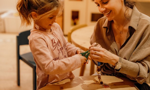 Mutter und Kind basteln zusammen