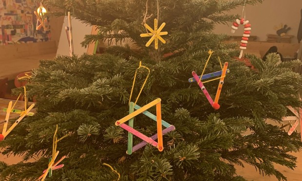 Primo piano dell'albero di Natale con decorazioni a stella al Feuerstein.