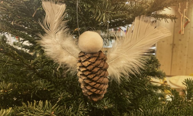 Pigna con ali bianche appesa a un ramo dell'albero di Natale al Feuerstein.
