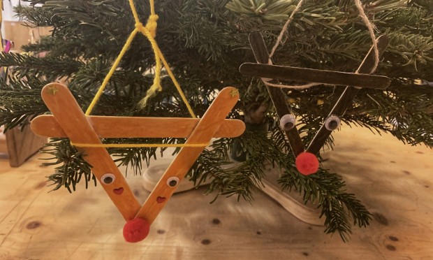 Decorazioni natalizie fai-da-te con bastoncini di legno a triangolo appese all'albero al Feuerstein.