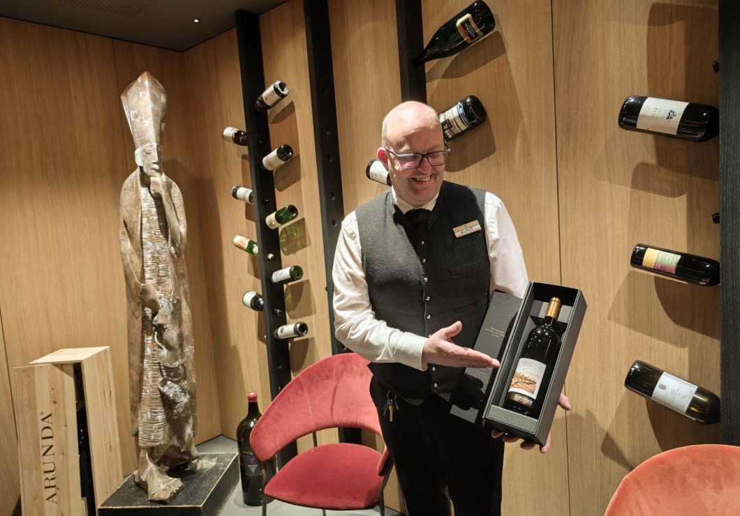 Sommelier präsentiert einen Wein aus dem Weinkeller