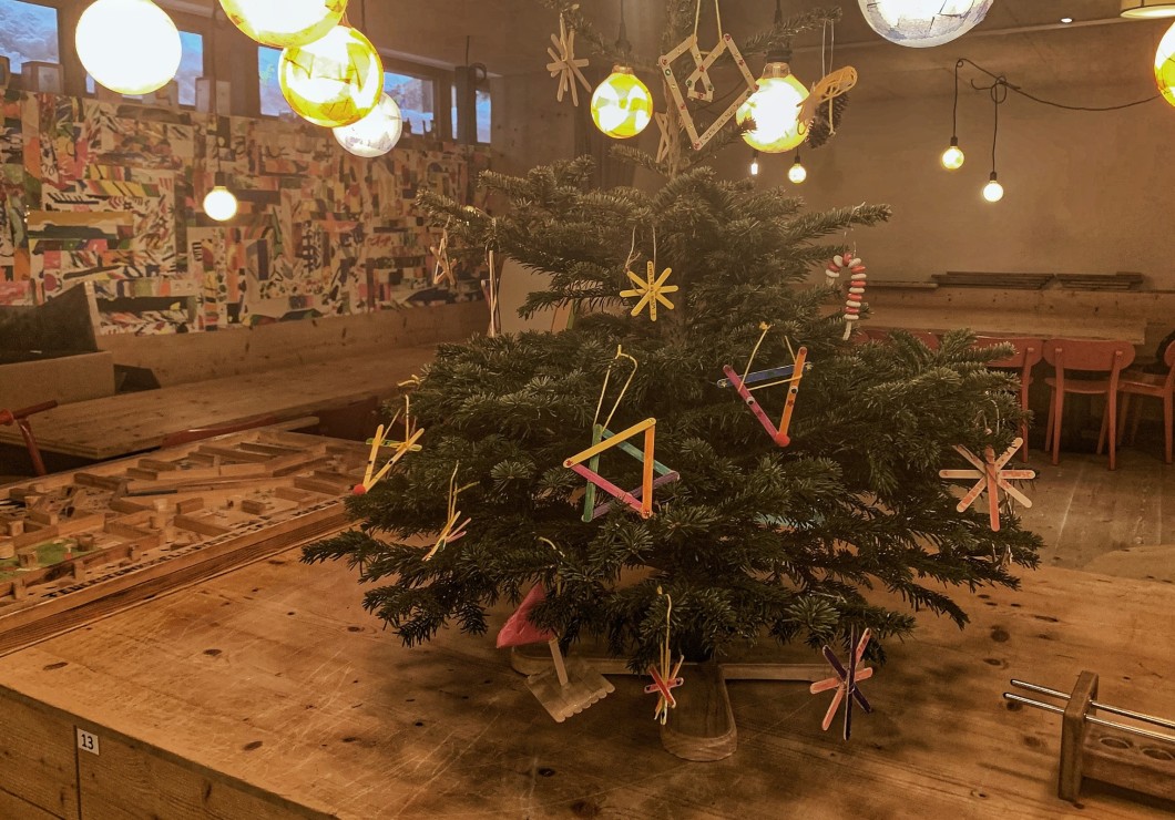 Albero di Natale decorato con ornamenti di paglia nella sala del Feuerstein.