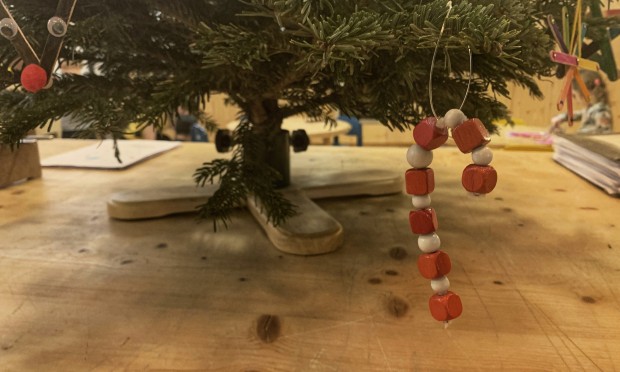 Decorazioni natalizie fai-da-te rosse e bianche sotto l'albero al Feuerstein.