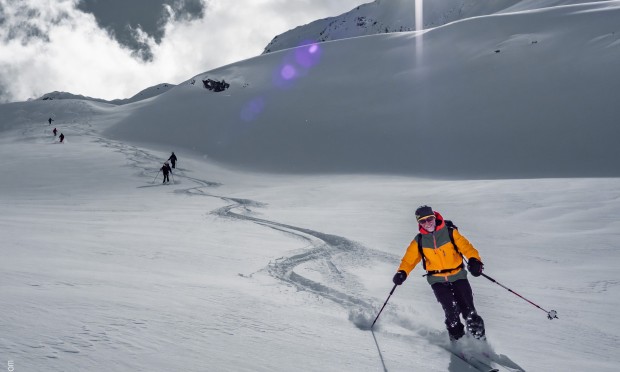 Scialpinista fuori pista sulla neve fresca vicino al Feuerstein.