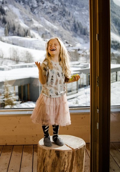Bambina felice nel Family Hotel Feuerstein in Alto Adige