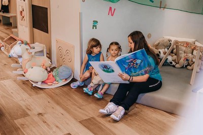 Geschichten erzählen in der Kinderbetreuung im Familienhotel Feuerstein in Südtirol