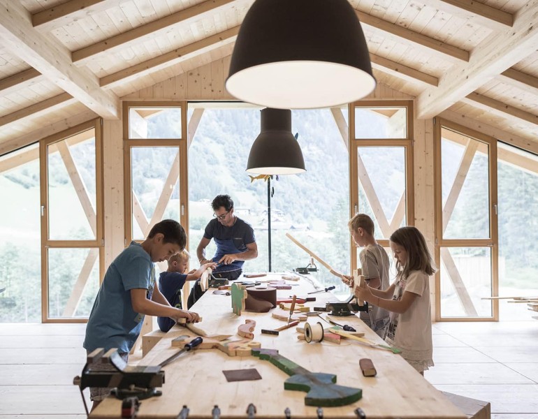 Tempo genitori-bambini nel laboratorio del legno nel Family Hotel Feuerstein in Alto Adige