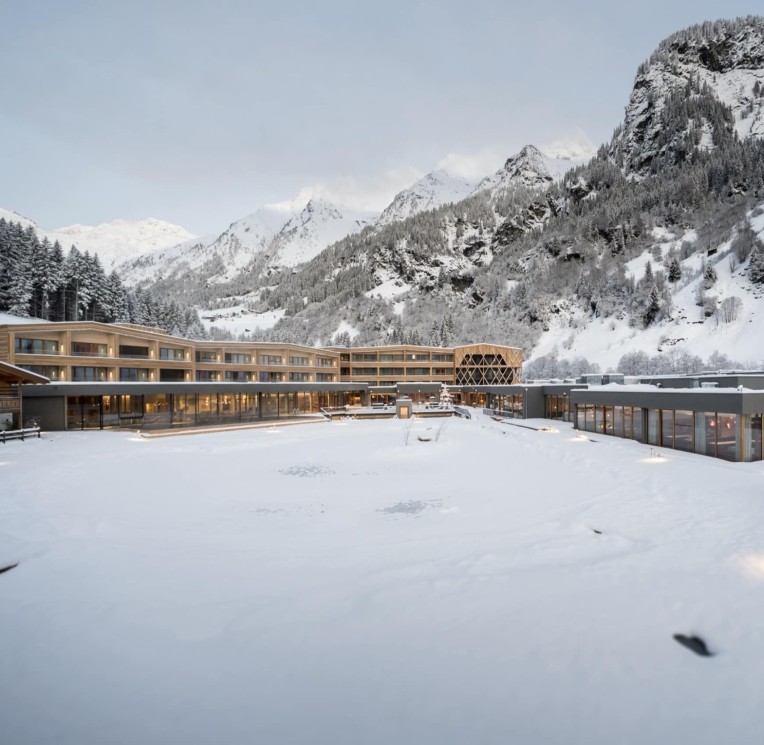 Vista invernale del Feuerstein Nature Family Resort tra neve e montagne altoatesine
