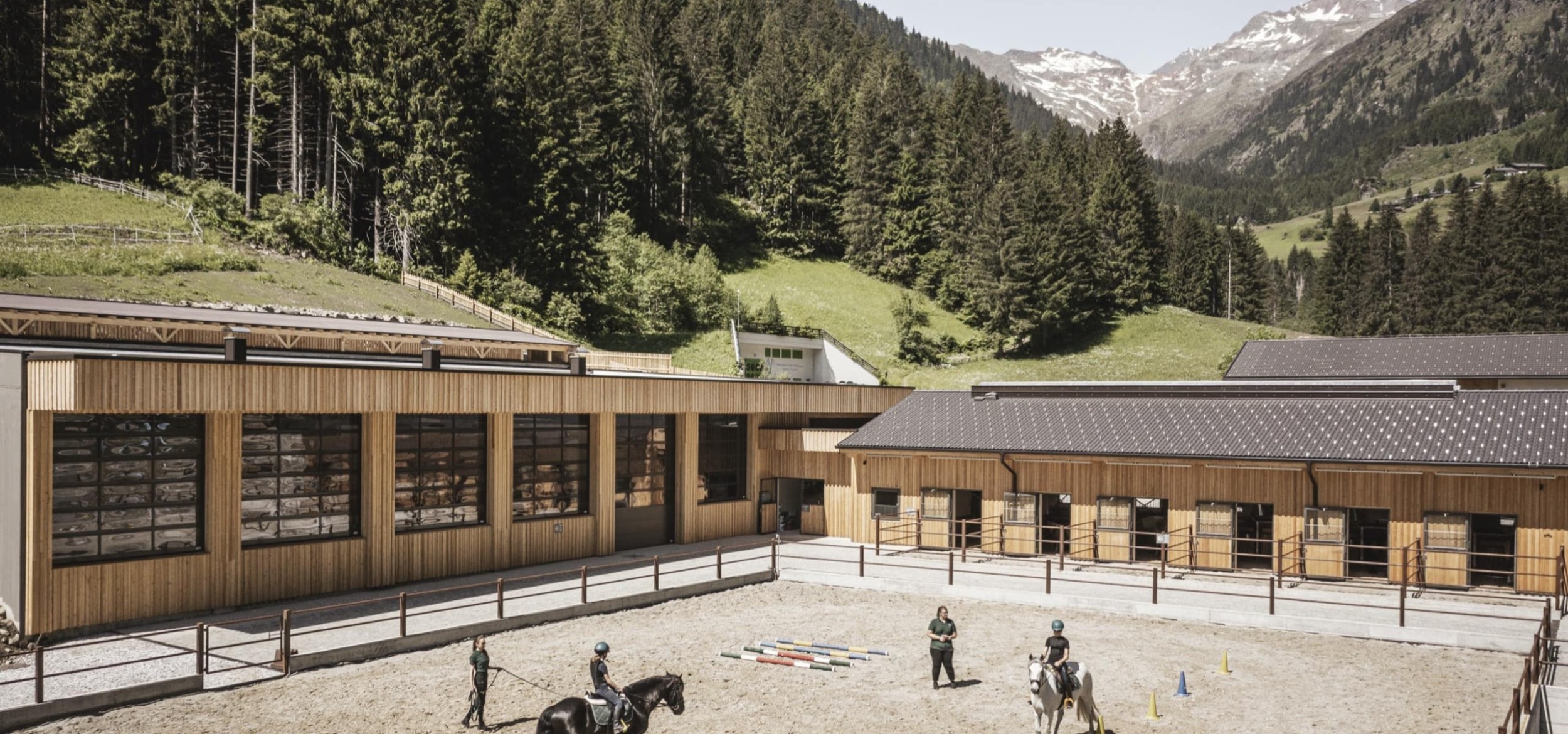 Il maneggio del Family Hotel Feuerstein in Alto Adige