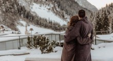Pärchen genießt die Aussicht im Adults Only Spa des Familienhotel Feuerstein in Südtirol