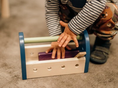 Bambino piccolo gioca con giocattoli di legno