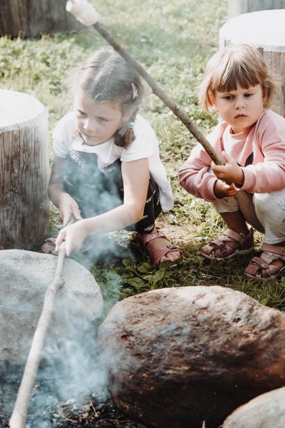 I bambini preparano il pane allo spiedo