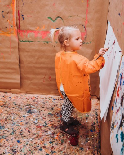 Una bambina dipinge nell'atelier di pittura