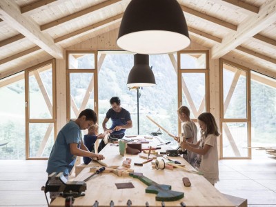 Kleine Kinder basteln mit Betreuer in der Werkstatt