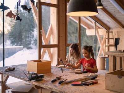2 ragazze fanno lavoretti manuali nel laboratorio di falegnameria