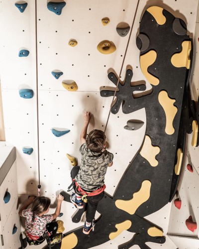 2 bambini si arrampicano su una parete da arrampicata