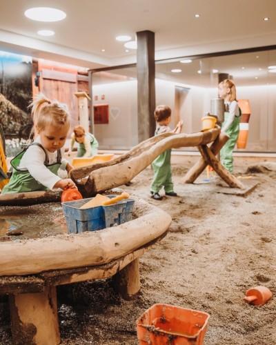 2 ragazze giocano con l'acqua nella stanza del fango