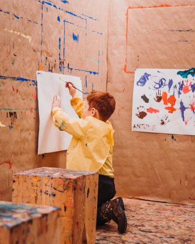 Junge malt im Malatelier