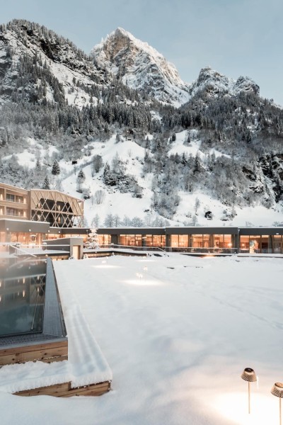 Piscina Feuerstein all'aperto ricoperta di neve