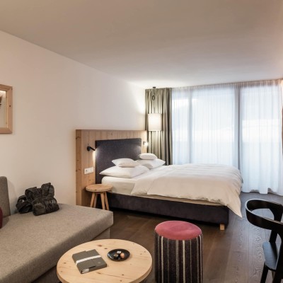 Hotelzimmer mit Doppelbett und Couch