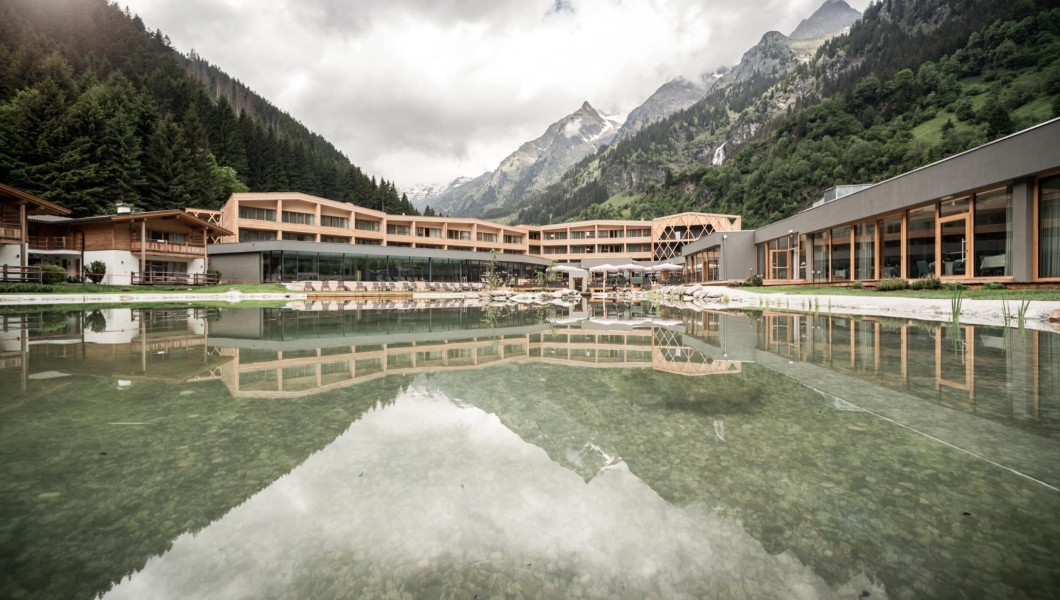 Stagno con vista sull'hotel sullo sfondo