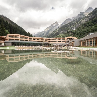 Stagno con vista sull'hotel sullo sfondo