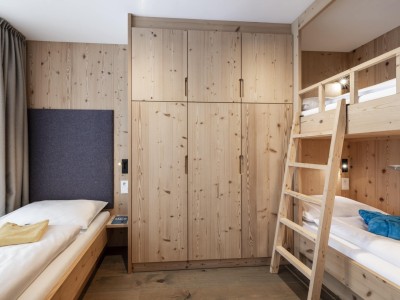 Camera dei bambini con letto a castello, completamente arredata in legno