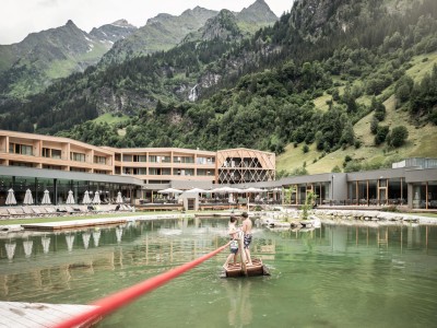 Due ragazzi attraversano lo stagno su una zattera