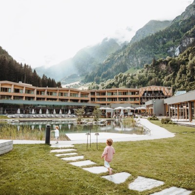 Vista frontale dell'Hotel Feuerstein in estate