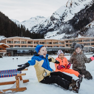 3 bambini lanciano la neve in aria