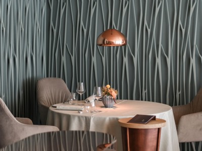 Tavolo rotondo con 2 sedie e una bella tovaglia