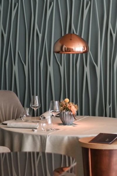 Runder Tisch mit 2 Stühlen und schön eingedeckt