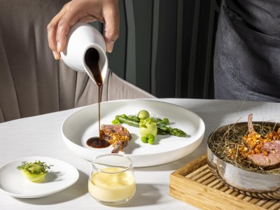 Costoletta di agnello servita su un bel piatto