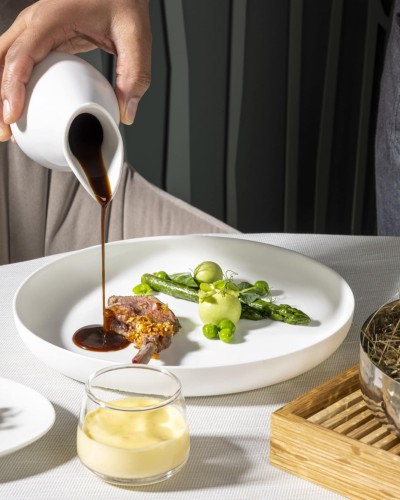 Lammkotlett wir auf einem schönen Teller serviert