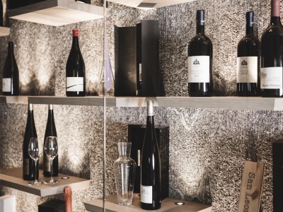 Scaffale con diversi vini