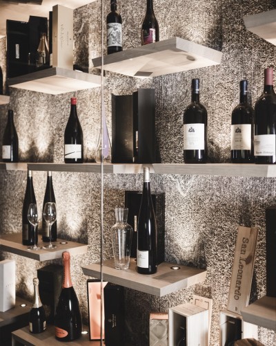 Weinregal mit verschiedene Weine