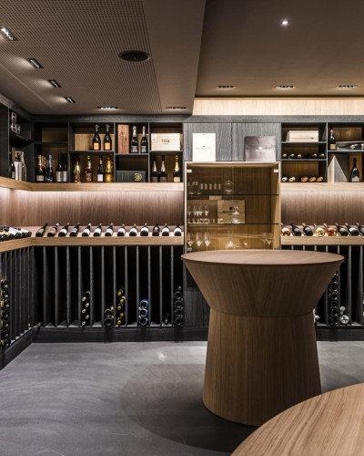 Cantina con diversi vini esposti su splendidi scaffali