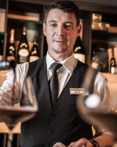 Il sommelier versa il vino