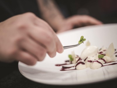 Küchenteam präpariert ein Teller