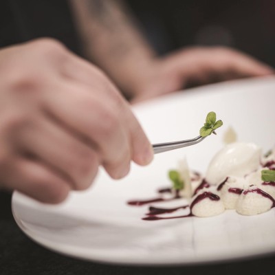 Il team di cucina prepara un piatto