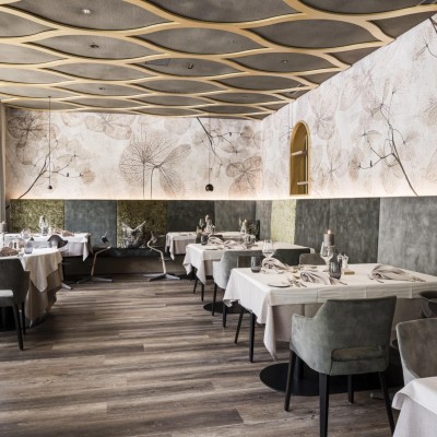 Sala da pranzo con diversi tavoli