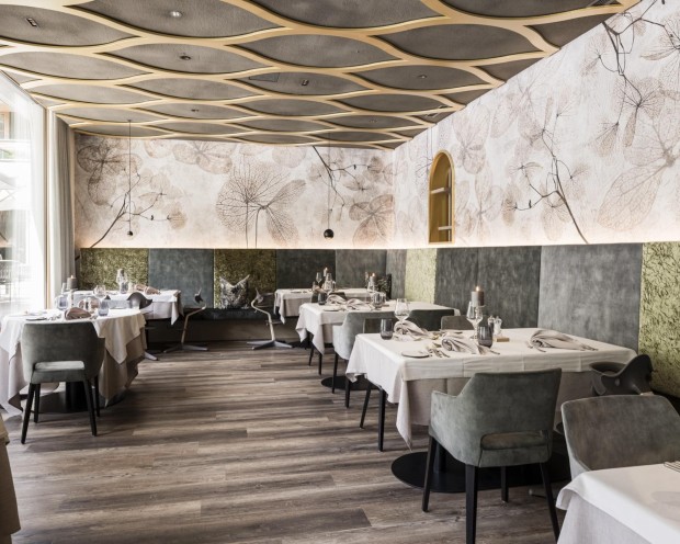 Sala da pranzo con diversi tavoli