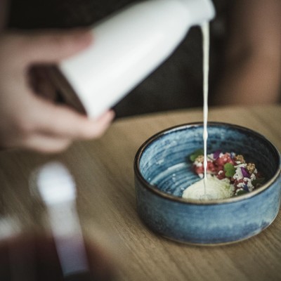 Il liquido viene versato in una ciotola